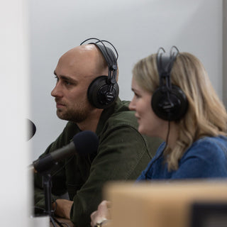 Lene og Dan med headset på under optagelse til NFF podcast