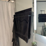 sort håndklædestang som er væghængt