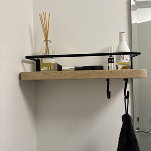 Sort hylde i egetræ med 2 kroge til håndklæder