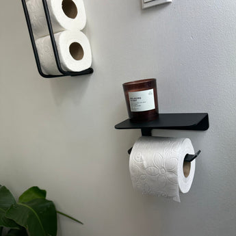 Holder til toiletpapir med hylde, sort