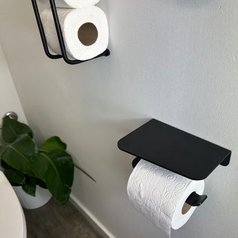 Holder til toiletpapir med hylde, sort