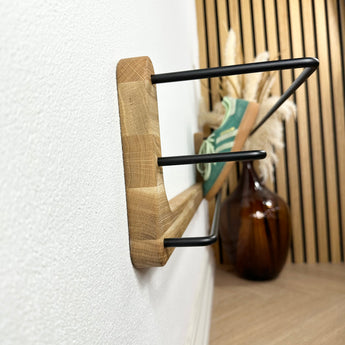 Væghængt Hermann skohylde i træ og sort pulverlakeret stål.