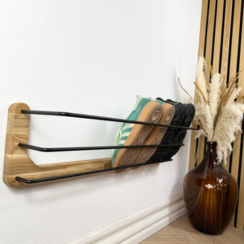 Væghængt Hermann skohylde i træ og sort pulverlakeret stål.