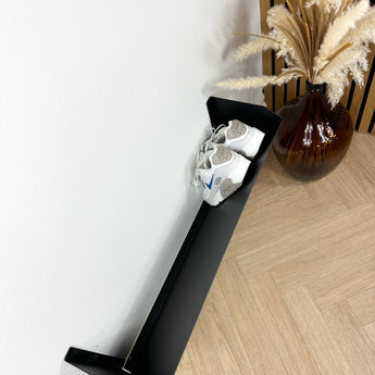 Karl skohylde, bukket stålplade med pulverlakering i sort