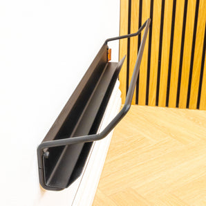 Valde skohylde 72 cm i sort med en lille Noovall læder etiket.