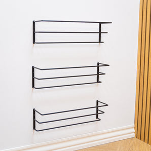 Sort væghængt Nohr skohylde med tre hylder, der sparer plads i entreen.