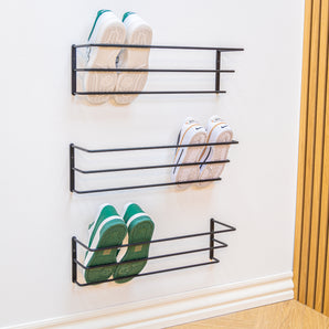 Sort væghængt Nohr skohylde med tre hylder, der sparer plads i entreen.