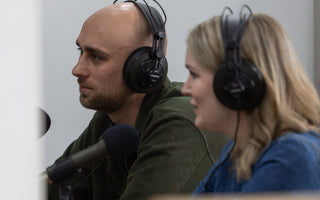 Lene og Dan med headset på under optagelse til NFF podcast