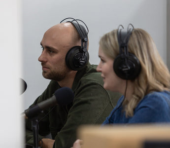Lene og Dan med headset på under optagelse til NFF podcast