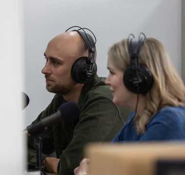 Lene og Dan med headset på under optagelse til NFF podcast