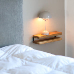væghængt natbord i egetræ og stål