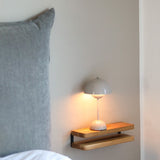 væghængt natbord i egetræ og stål