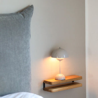 væghængt natbord i egetræ og stål