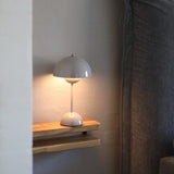 væghængt natbord i egetræ og stål