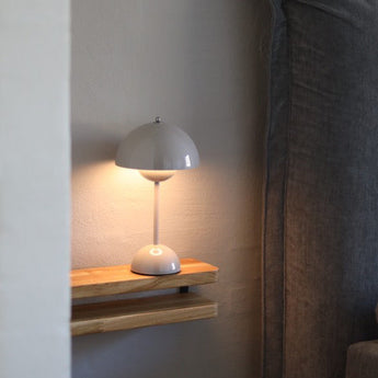 væghængt natbord i egetræ og stål