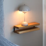 væghængt natbord i egetræ og stål