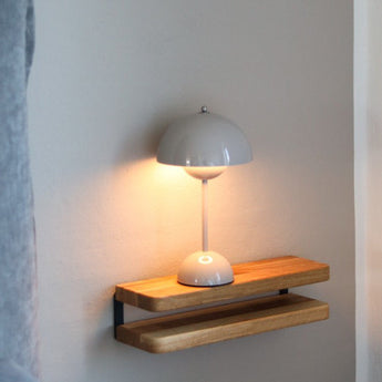 væghængt natbord i egetræ og stål