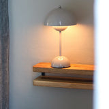 væghængt natbord i egetræ og stål