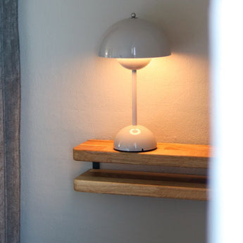 væghængt natbord i egetræ og stål