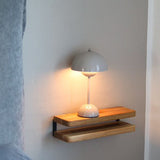 væghængt natbord i egetræ og stål