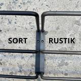 sort og rustik skohylde farve
