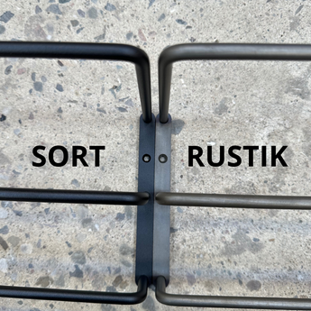 sort og rustik skohylde farve