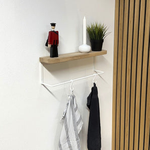 stor hvid hylde i egetræ. Hylden kan have mange funktioner