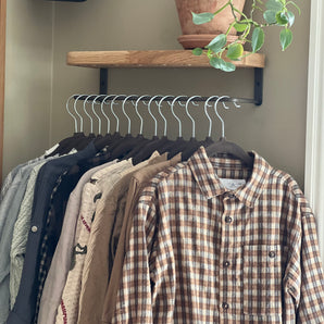 træhylde sort garderobe 