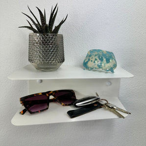 Væghængt skrå hylde, hvid