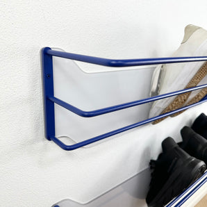 blå skohylder med sko i 