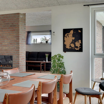 Billede fra et hjem hvor Noovall Danmarks kort i sort hænger på væggen