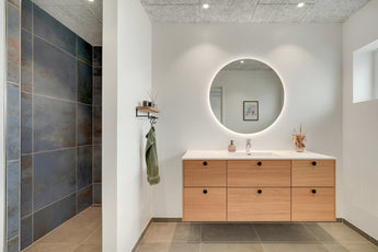 Lille egetræshylde med 2 kroge hængende på et badeværelse