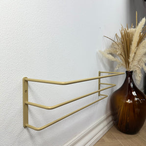 Væghængt guld skohylde fra Noovall