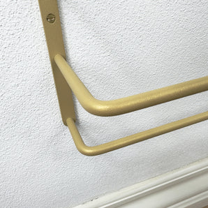 Væghængt guld skohylde fra Noovall