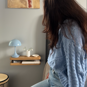 Egetræs natbord ved siden af seng