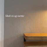 Video af egetræs natbord monteret ved siden af seng