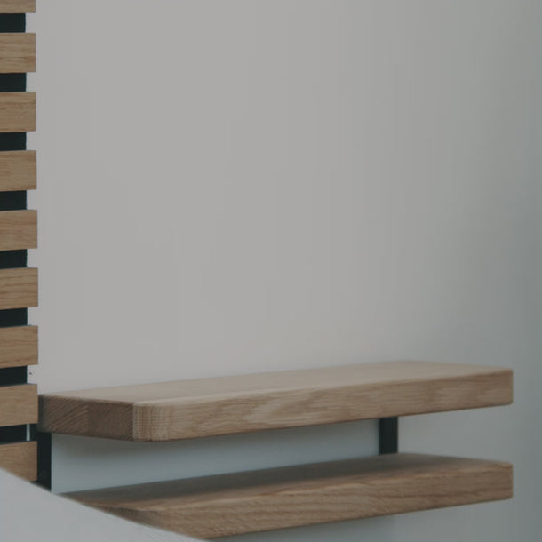 Natbord i egetræ og stål væghængt