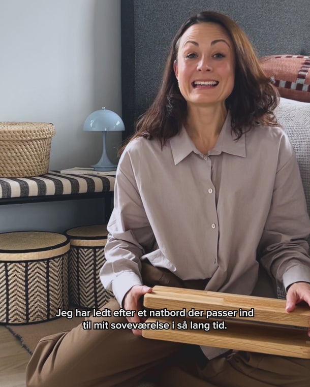 Natbord i egetræ og stål