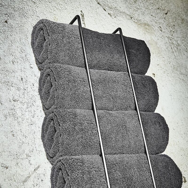 Håndklædeholder med fire håndklæder