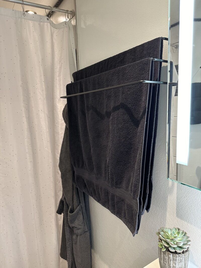 sort håndklædestang som er væghængt