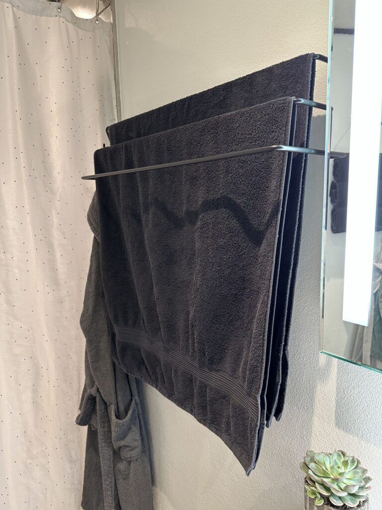 sort håndklædestang som er væghængt